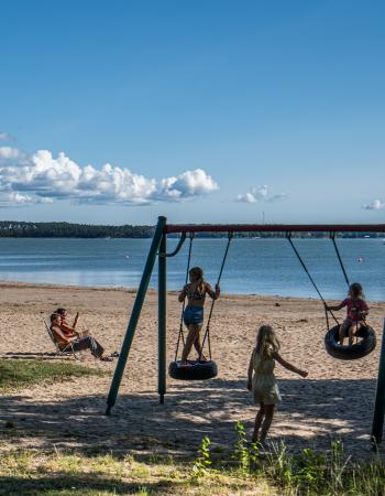 barn som leker på stranden