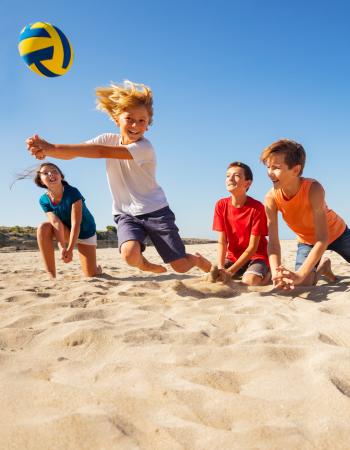 Barn som spelar beach volley