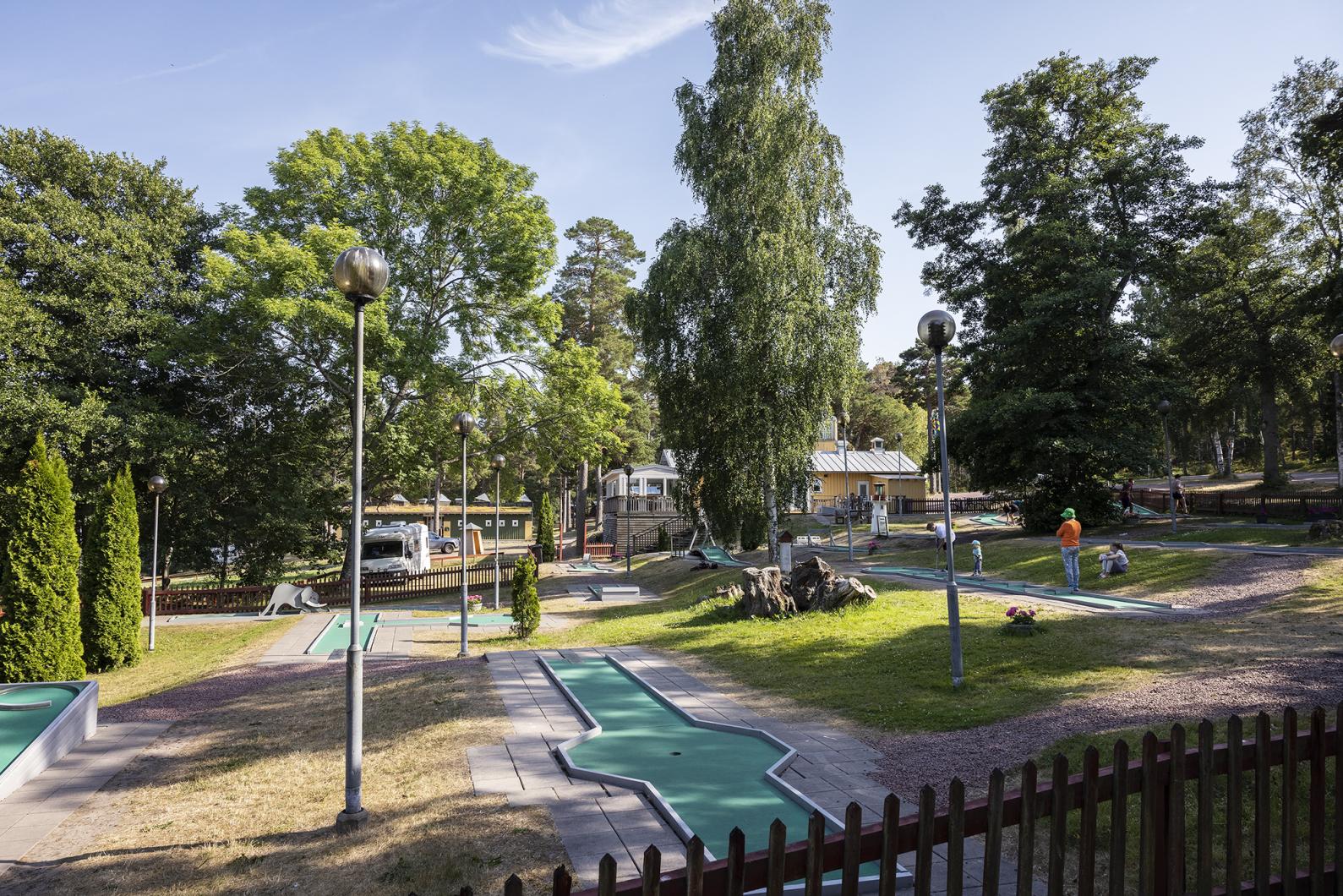 Barnfamilj som spelar minigolf